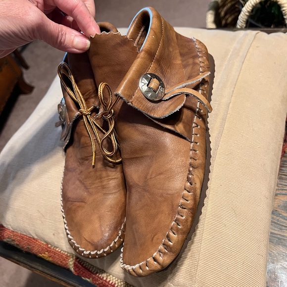 SOLD!! 8.5 TAOS Comfort Leather Mocs Shoes Southwestern Concha Tribal - Picture 6 of 13